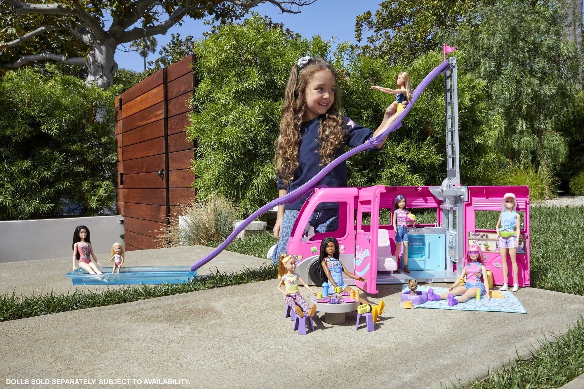 Dream Camper Van z Pets Playset, basen i zjezdzalnia, 60+ akcesoria do Ages 3