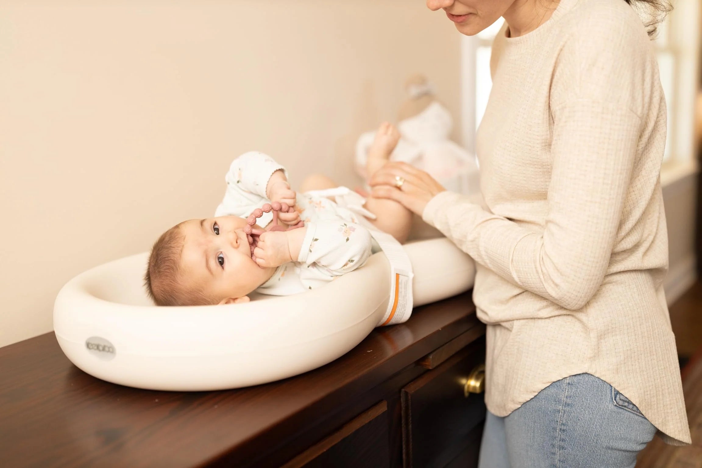 Peanut Changer dziecięcy Vanilla z Easy-clean Diaper podkładka