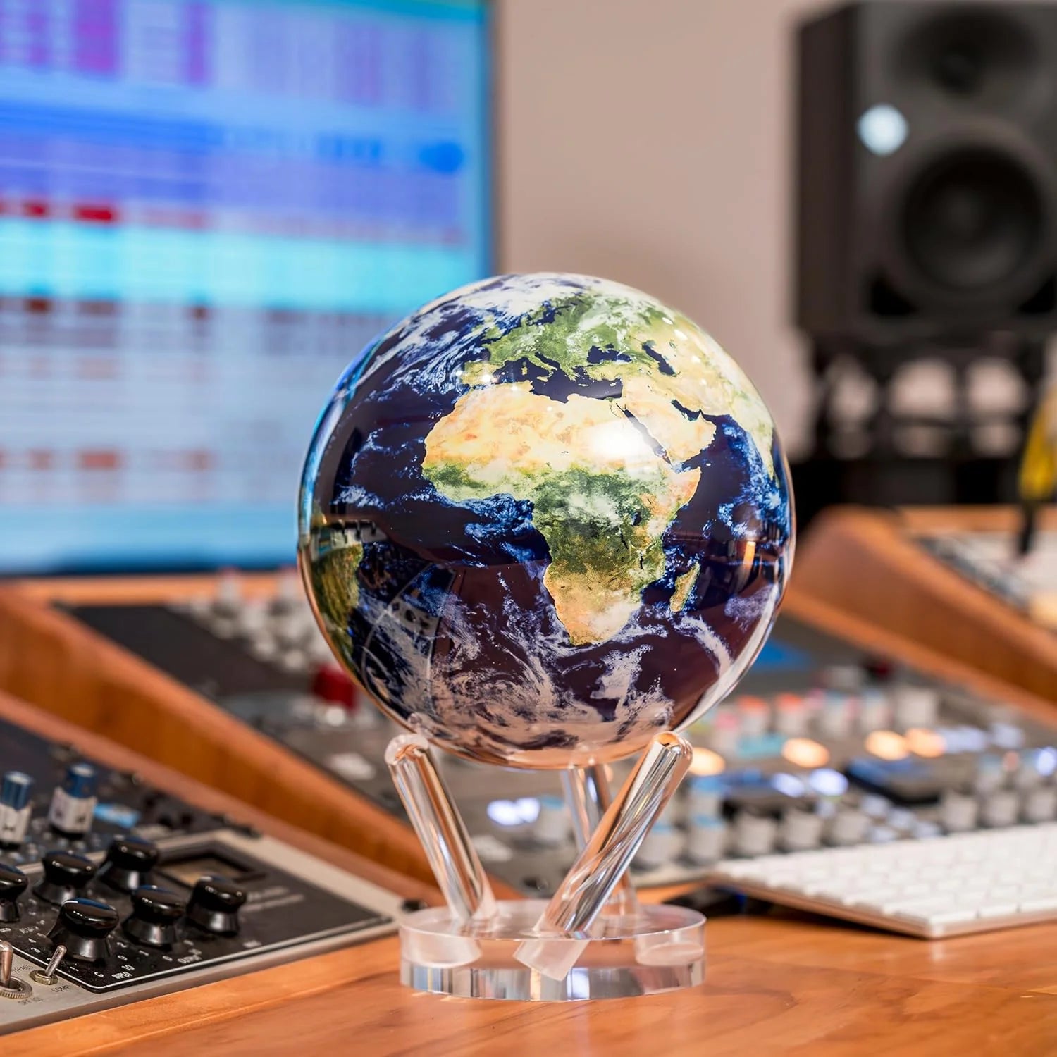 4.5-cali Self-rotating Globe Earth z Clouds z światło zasilany