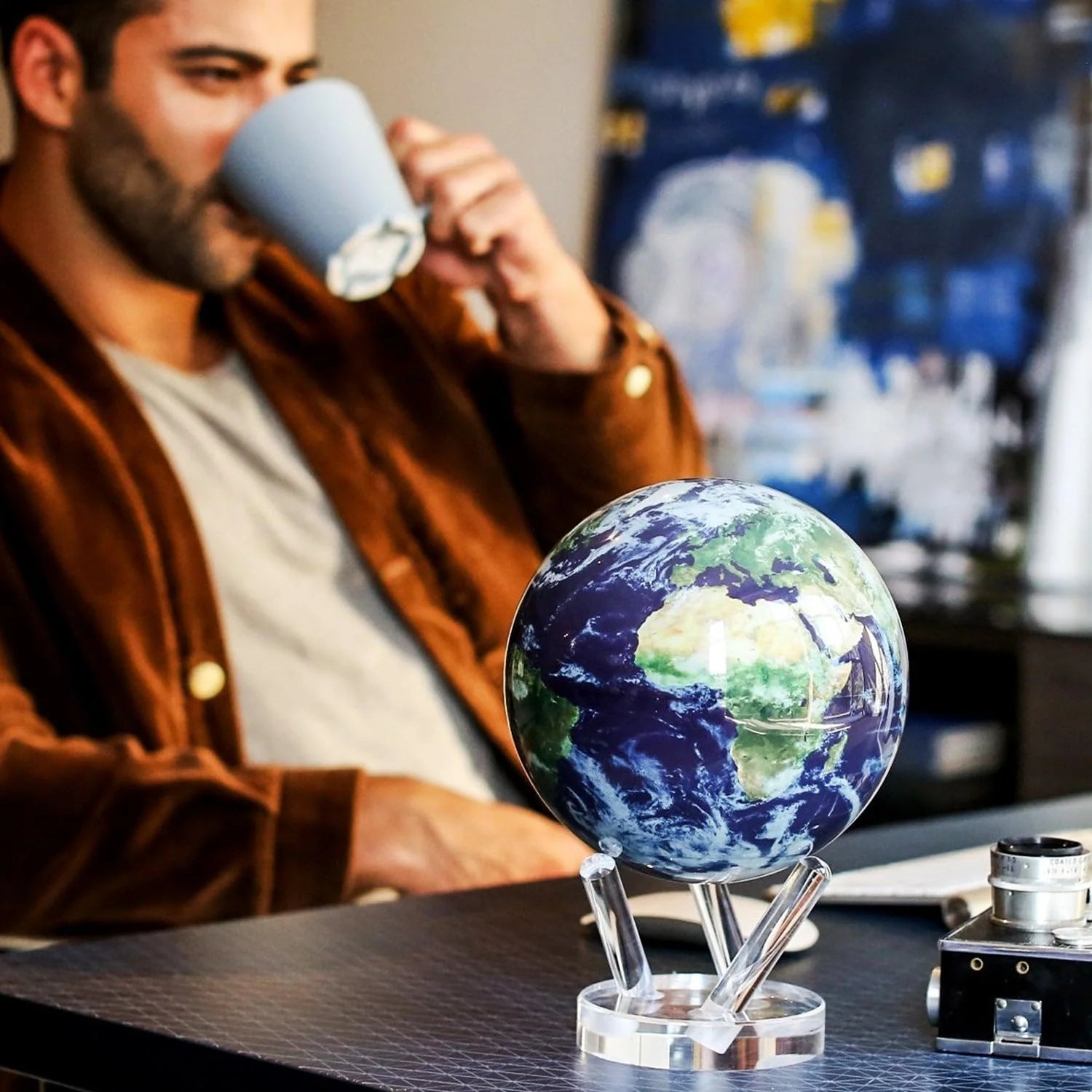 4.5-cali Self-rotating Globe Earth z Clouds z światło zasilany